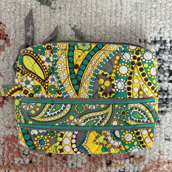 Vera Bradley Small Cosmetic Zip Bag- Lemon Parfait
Excellent condition - Picture 1 of 9